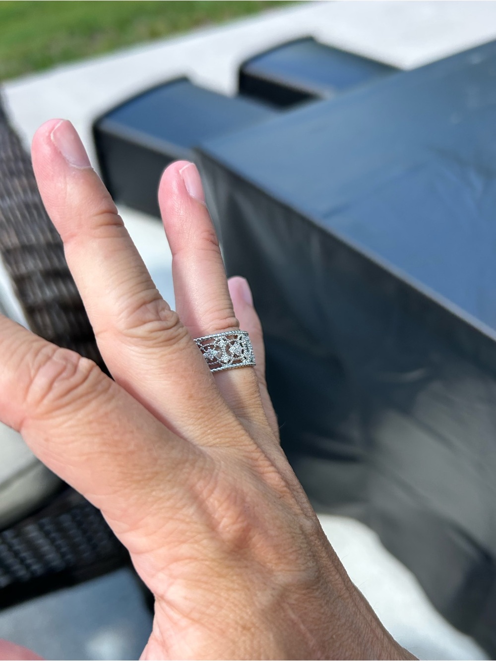 4/$100 Silver Floral Filigree Wide Band Ring - White size 7 - Picture 2 of 6